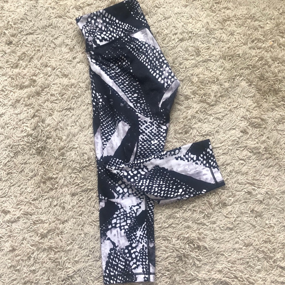 Lulu lemon black and white patterned leggings